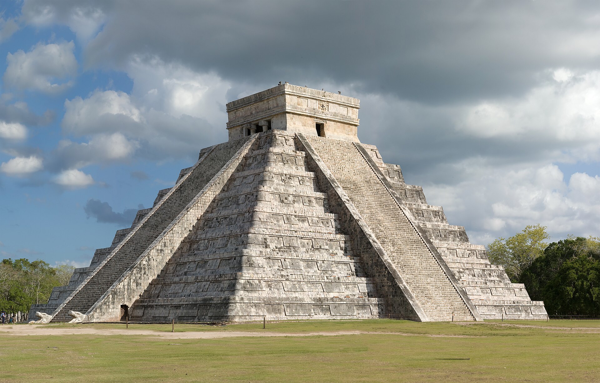 El Castillo pyramid at Chichén Itzá